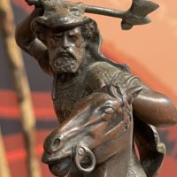 Reiter mit Axt auf Hengst - Skulptur aus patiniertem Zinkguss, um 1890