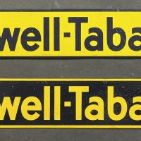 Zwei Türstreifen aus Blech: Crüwell Tabak, ungehangen.