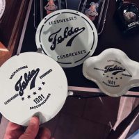 FALDA-Konvolut: Emaille Schild, Ascher, Ständer