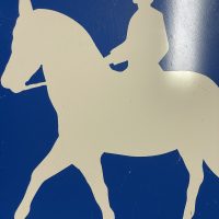 Reiter, Pferd, weiß auf blauem Hintergrund - Reitweg-Schild, ca. 1960/70