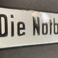 Bahn-Schild: Die Notbremsen befinden sich auf den Plattformen - Um 1920, Emailschild