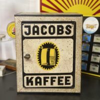 Jacobs Kaffee - 1930er Jahre - Kolonialwaren-Verkaufsschrank aus Blech