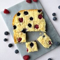 Plaatcake met rood fruit