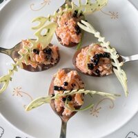 Amuse van zalmtartaar met soja kaviaar