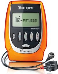 un kiné qui utilise un appareil ems d'électrostimulation