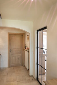 Renovatie met schilderwerken, radiatorlakwerk, gekaleide bakstenen muren en Calco decoratieve techniek