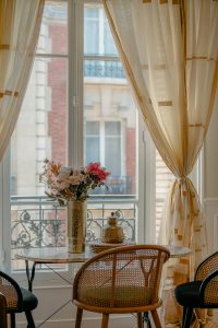 Intérieur d'appartement parisien haussmannien avec parquet en point de Hongrie et moulures, illustrant l'assurance habitation pour biens premium