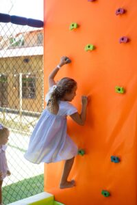 As férias escolares costumam representar um desafio para muitas famílias em busca de opções que consigam agradar crianças e adultos ao mesmo tempo. Pensando nesse público, a Fazenda Churrascada Praia Brava, em Itajaí, preparou uma programação especial para o mês de julho, ampliando sua proposta de entretenimento sem abrir mão do que faz da casa um dos principais destinos gastronômicos do litoral catarinense.