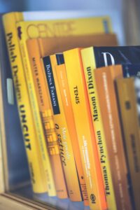 Scaffale con libri gialli