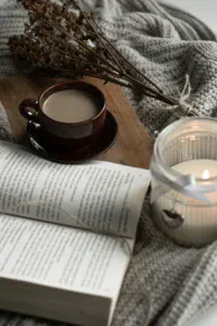 Momento di relax con libro e bevanda calda in autunno