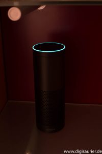 Amazon Echo auf einem Regal.