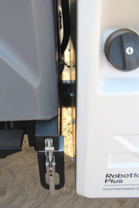 The pivoting point between the drive unit and the implement allows for optimal adaption to varying soil conditions.