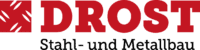 Logo von Stahl- und Metallbau Drost. Es zeigt ein rotes Quadrat mit schwarzen, schrägen ovalen Mustern auf der linken Seite. Rechts davon steht der Firmenname 'DROST' in großen, roten Großbuchstaben, und darunter der Zusatz 'Stahl- und Metallbau' in schwarzen Buchstaben.