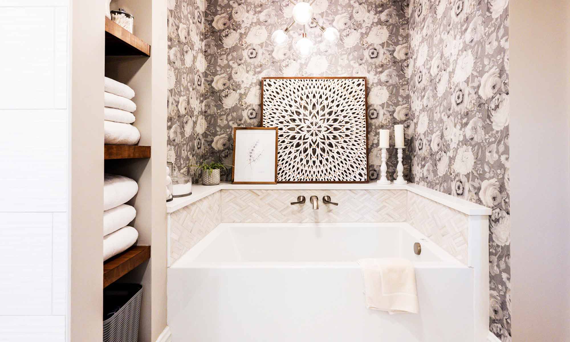 soaking tub with tile and quartz surround