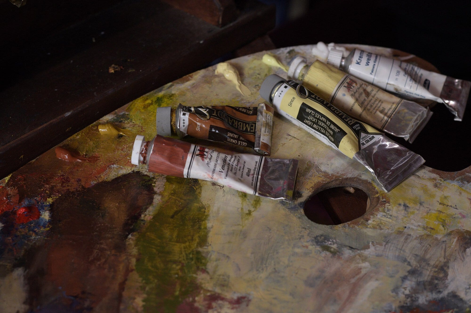 Michael Harding, Rembrandt and Schmincke oil paint tubes on a used artist’s palette during a practical oil paint review