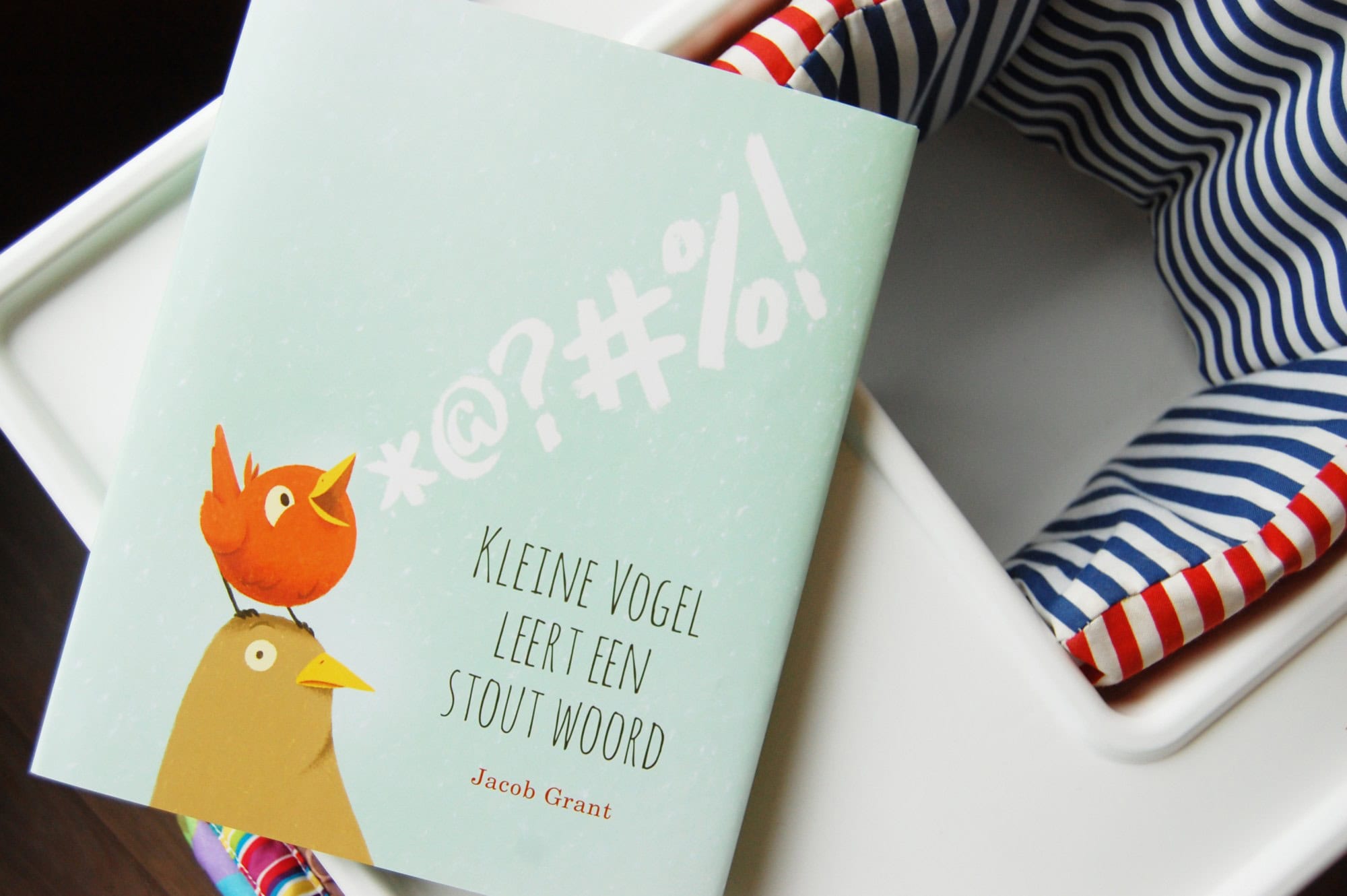 Kleine Vogel leert een stout woord