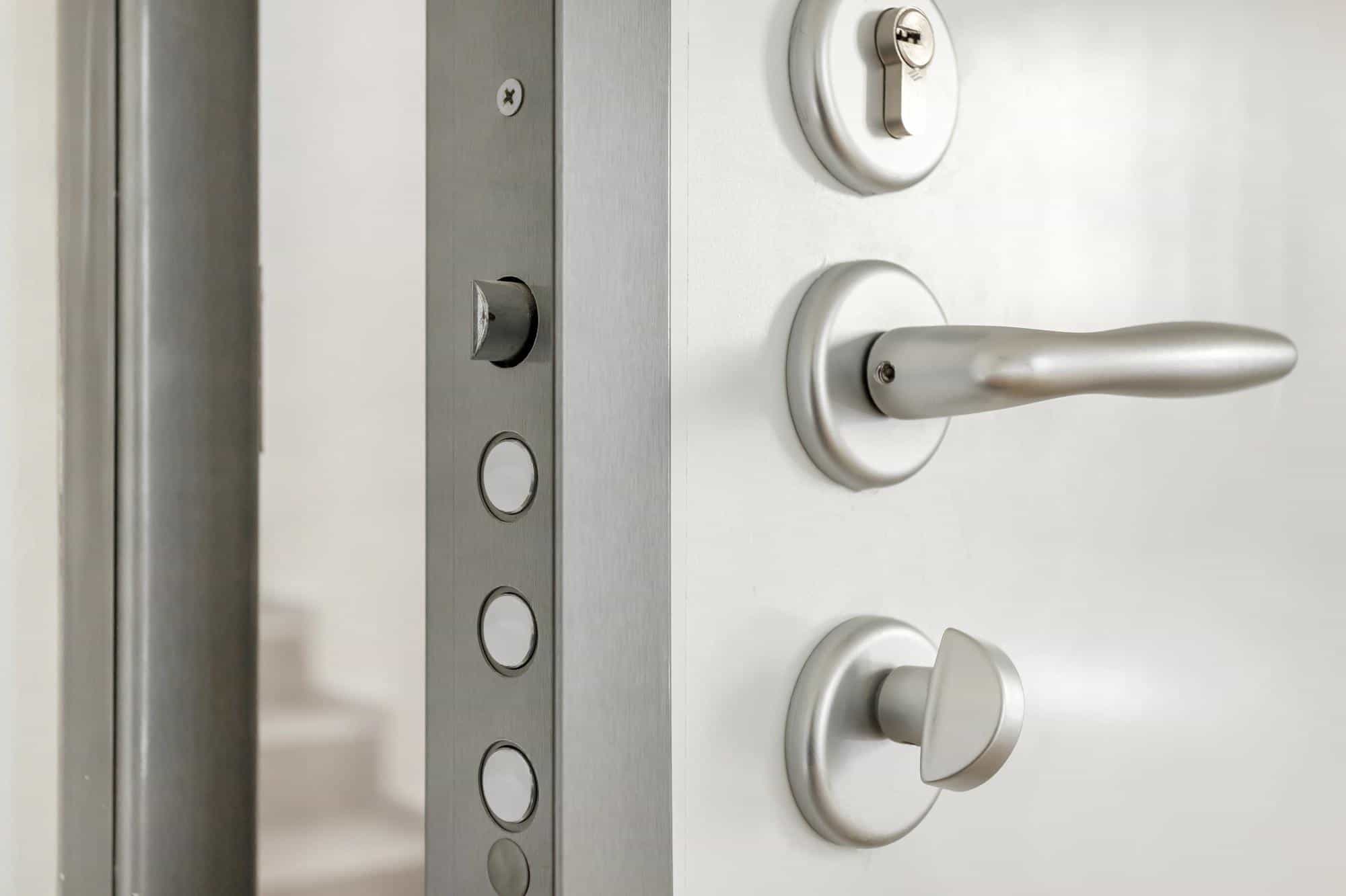 porta blindata con serratura di sicurezza a cilindro europeo con dettagli di catenacci e maniglia