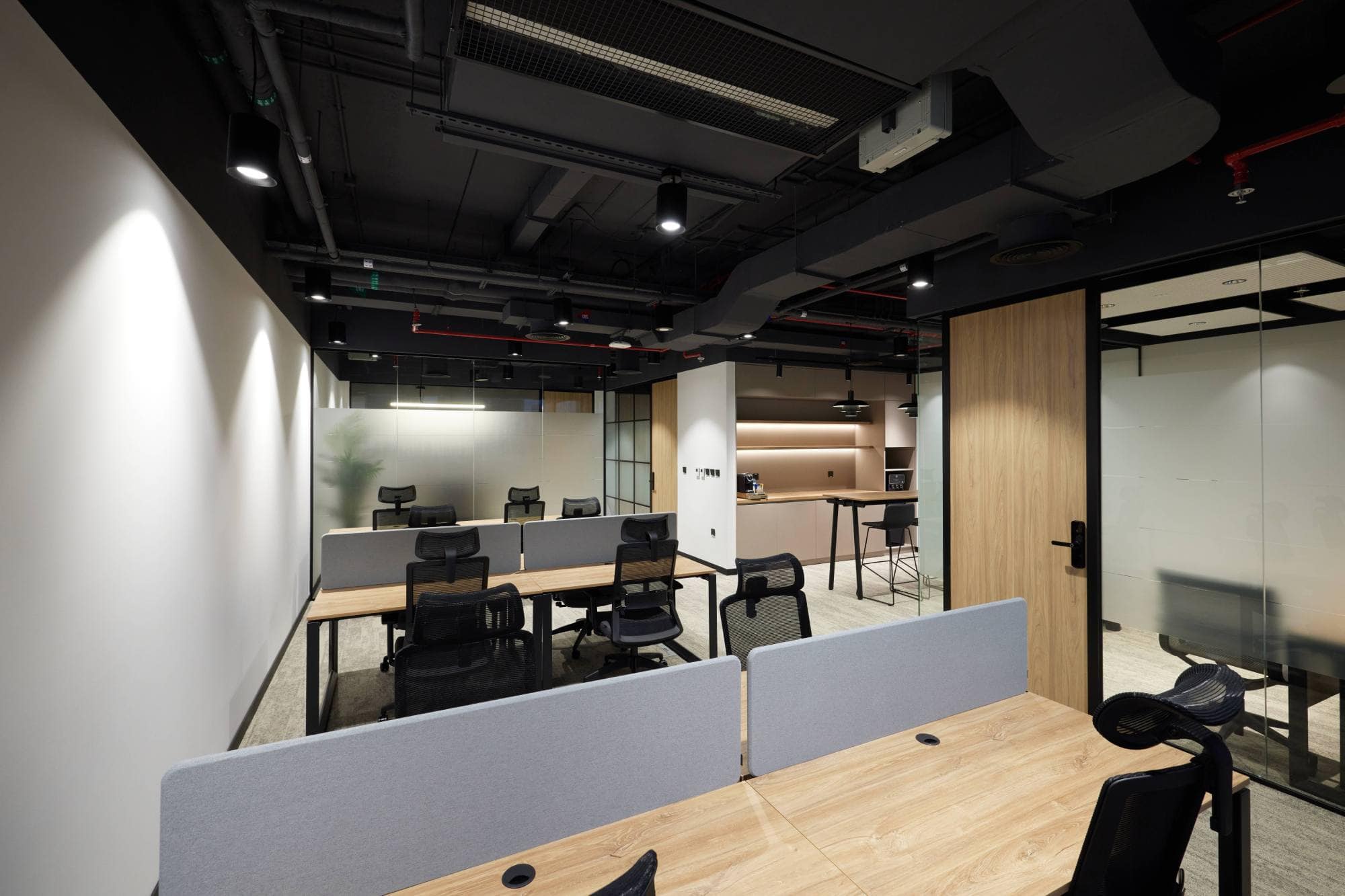 The Sentinel Dubai coworking space provides expansive open-plan layouts with modern industrial ceilings and ergonomic furniture, ensuring a creative and focused environment for teams of all sizes