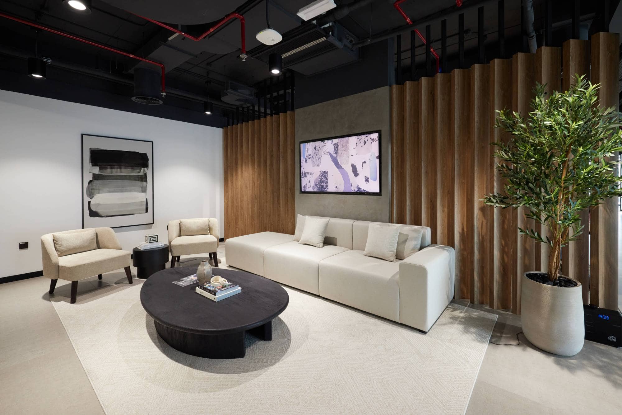 Stylish and functional, the reception lounge at Sentinel Dubai sets the tone for a world-class co-working space. Featuring textured wood accents and modern art, it’s the ideal environment for welcoming clients and partners