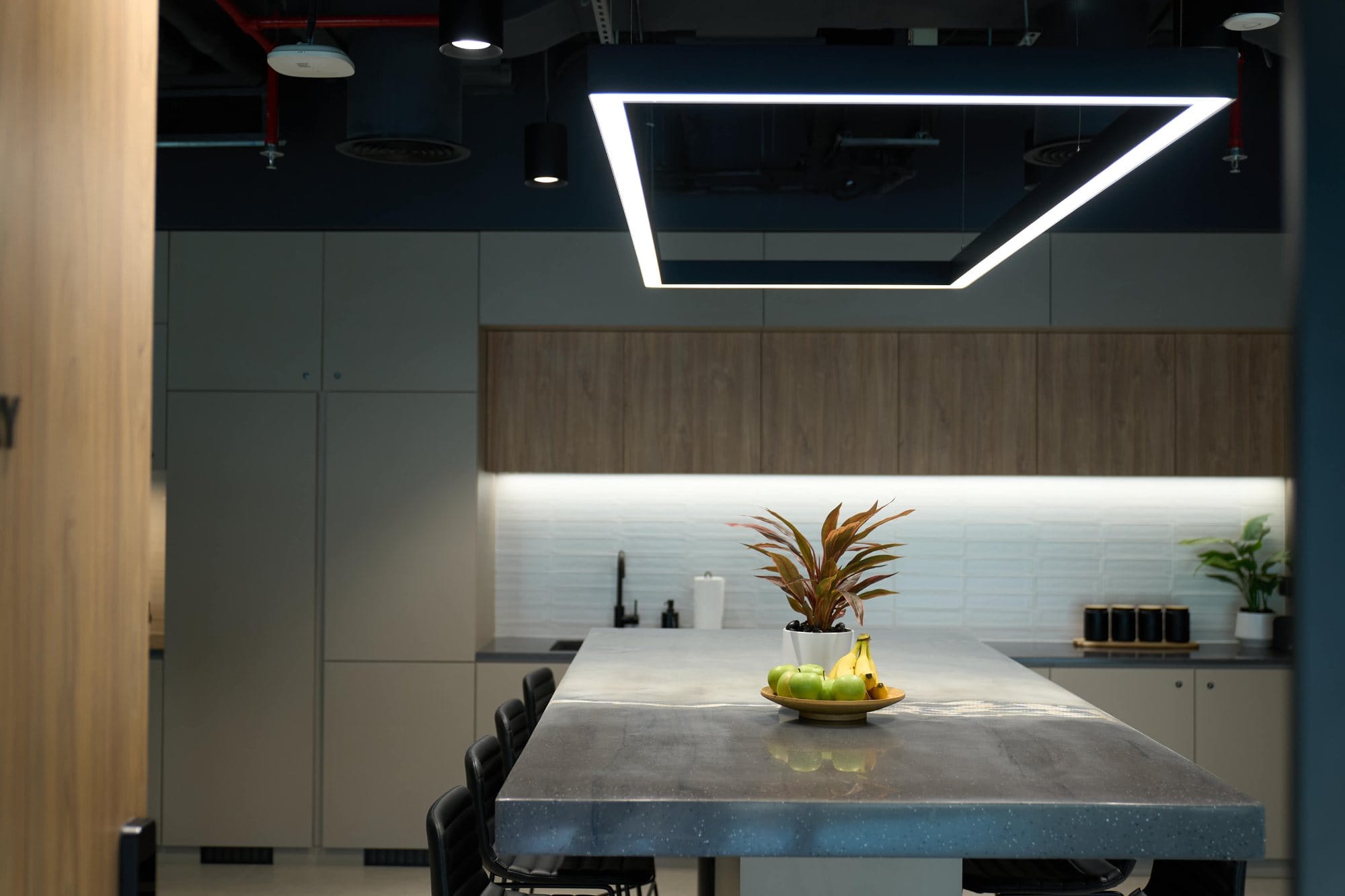 The heart of community at Sentinel Dubai features a contemporary kitchen and island. Our co-working space provides the perfect balance of work and wellness, complete with designer lighting and premium amenities for your daily break.