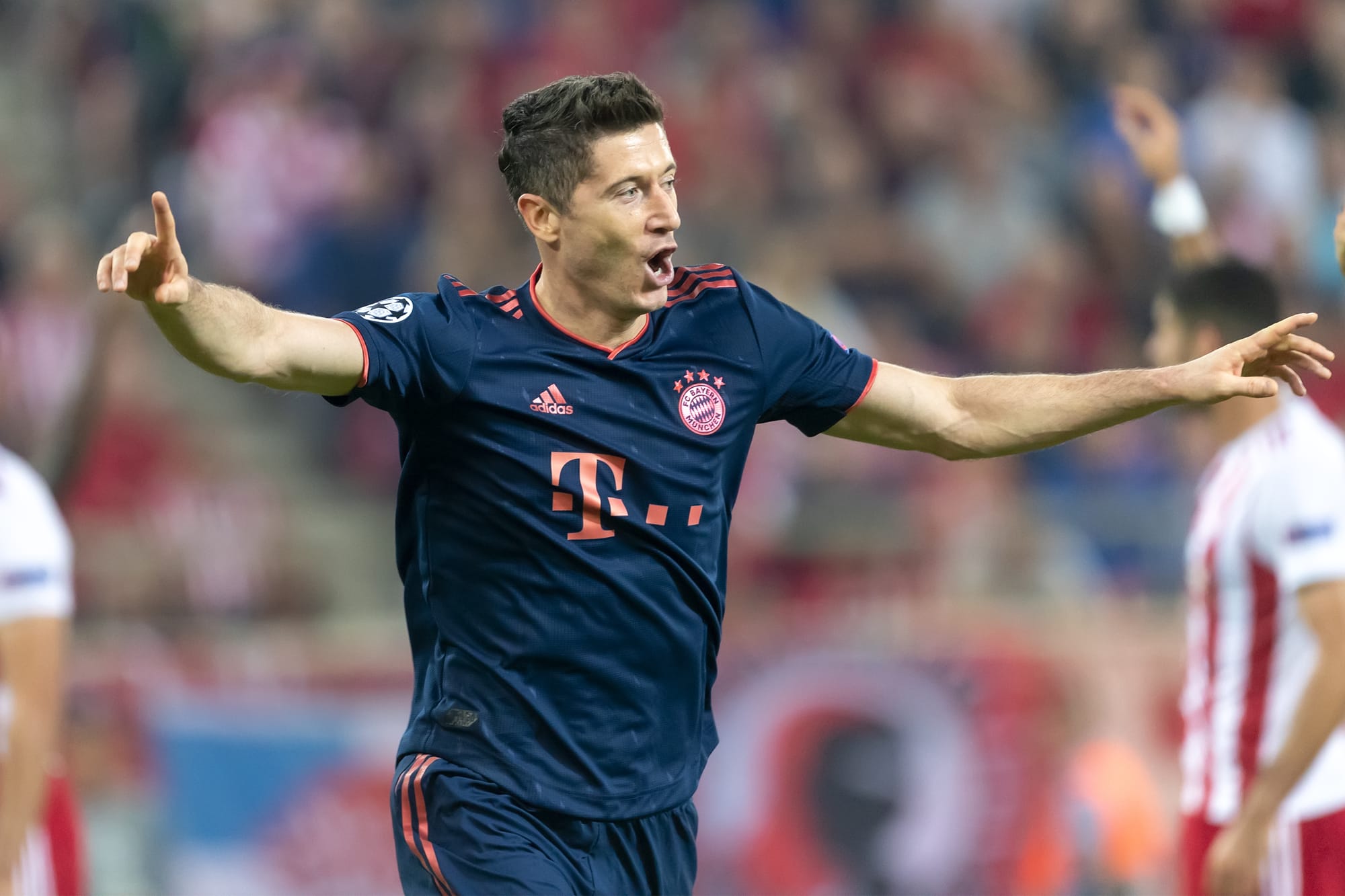 Lewandowski scores in the Olympique Lyonnaise 0 Bayern Munich 3 match