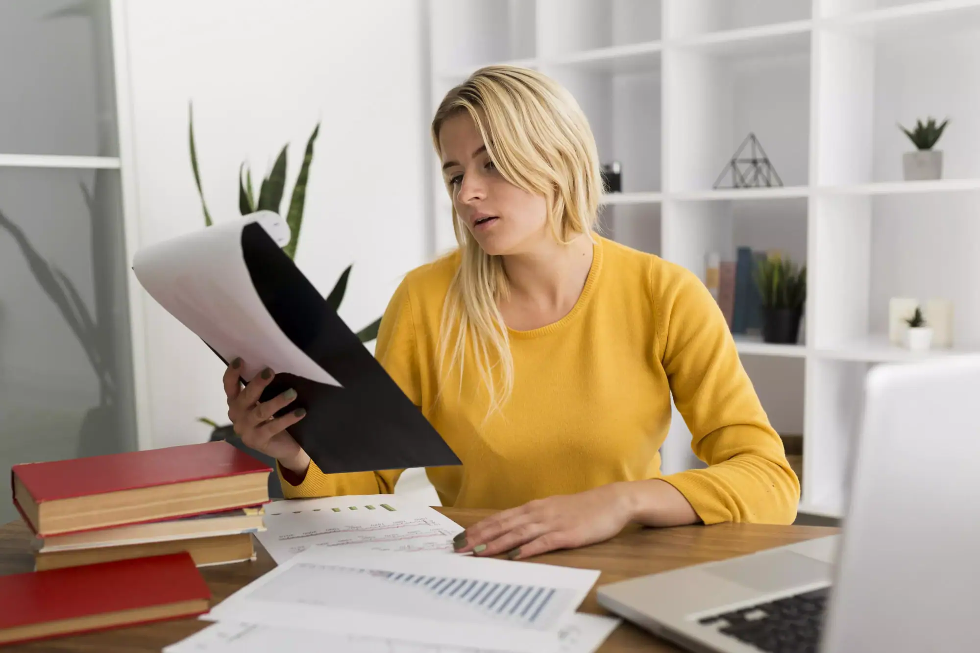 Indépendante travaillant à domicile : sans employeur pour compléter, l'arrêt de travail se traduit directement en perte de revenu