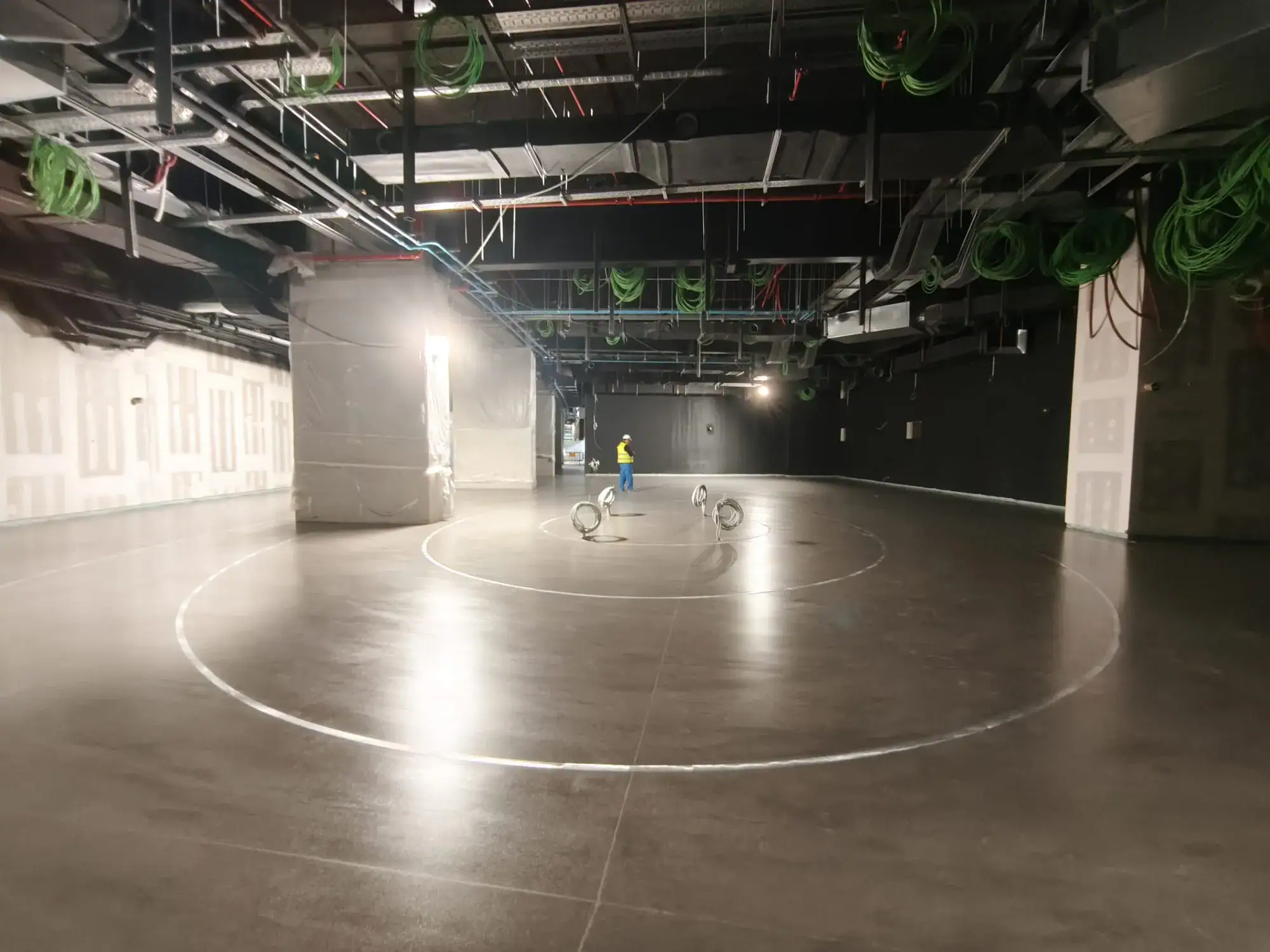 Pavimento Ultratop levigato Barcelona FC Museum Spotify Camp Nou Prima Pavimenti — rivestimento decorativo continuo ad alta riflessione per spazio espositivo museale ad altissimo traffico pedonale