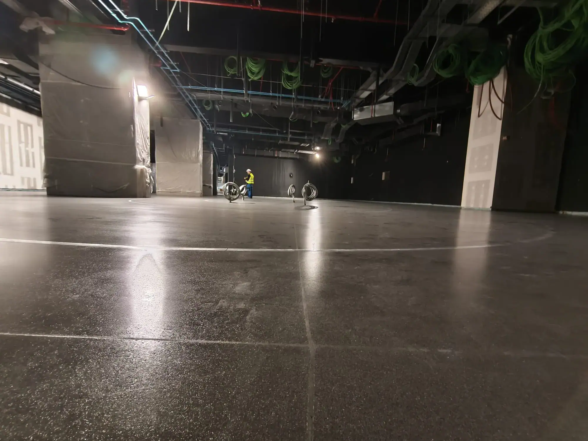 Pavimento Ultratop levigato Barcelona FC Museum Spotify Camp Nou Prima Pavimenti — rivestimento decorativo continuo ad alta riflessione per spazio espositivo museale ad altissimo traffico pedonale