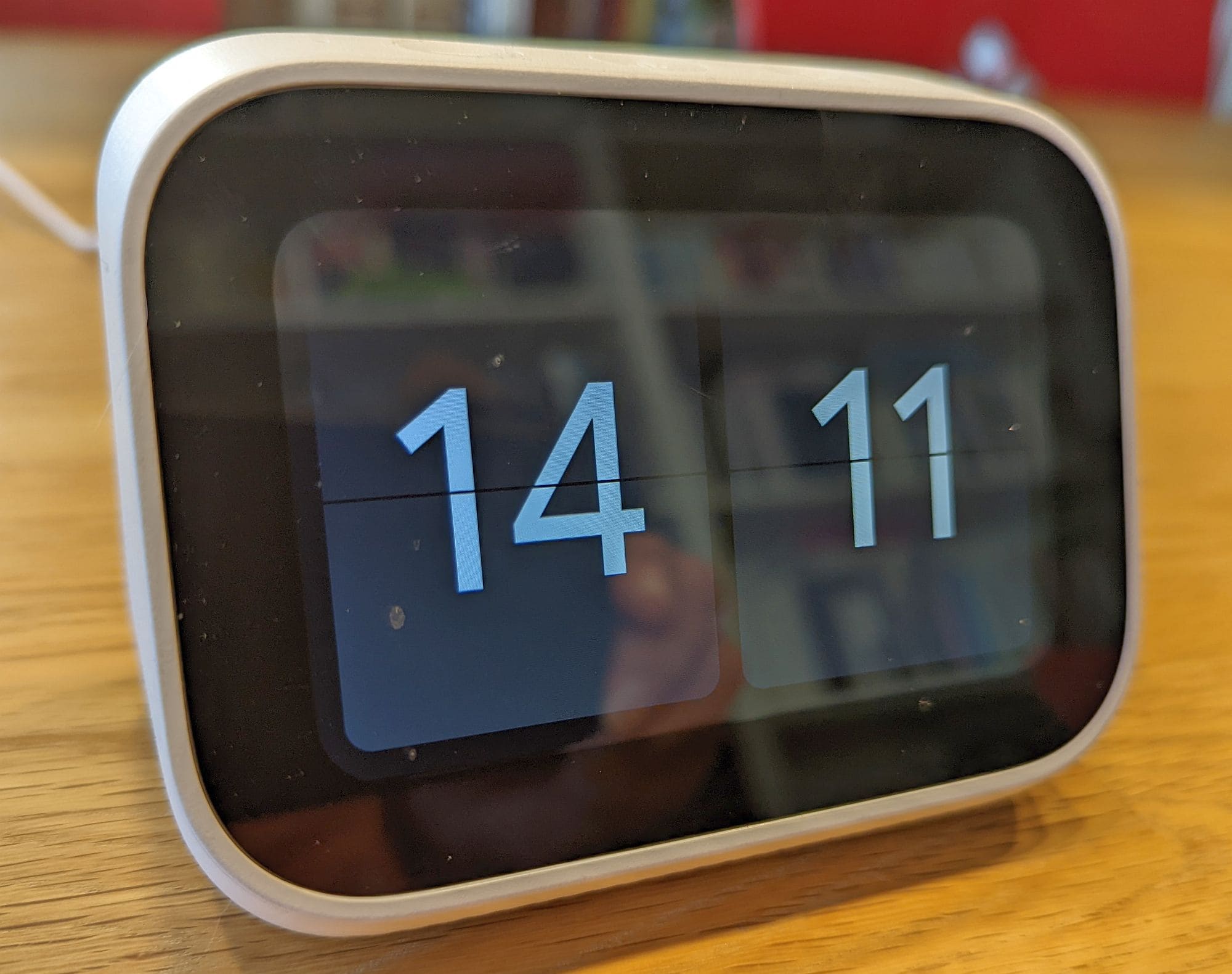 Die Mi Smart Clock als Nachttischwecker (Foto: Digisaurier)