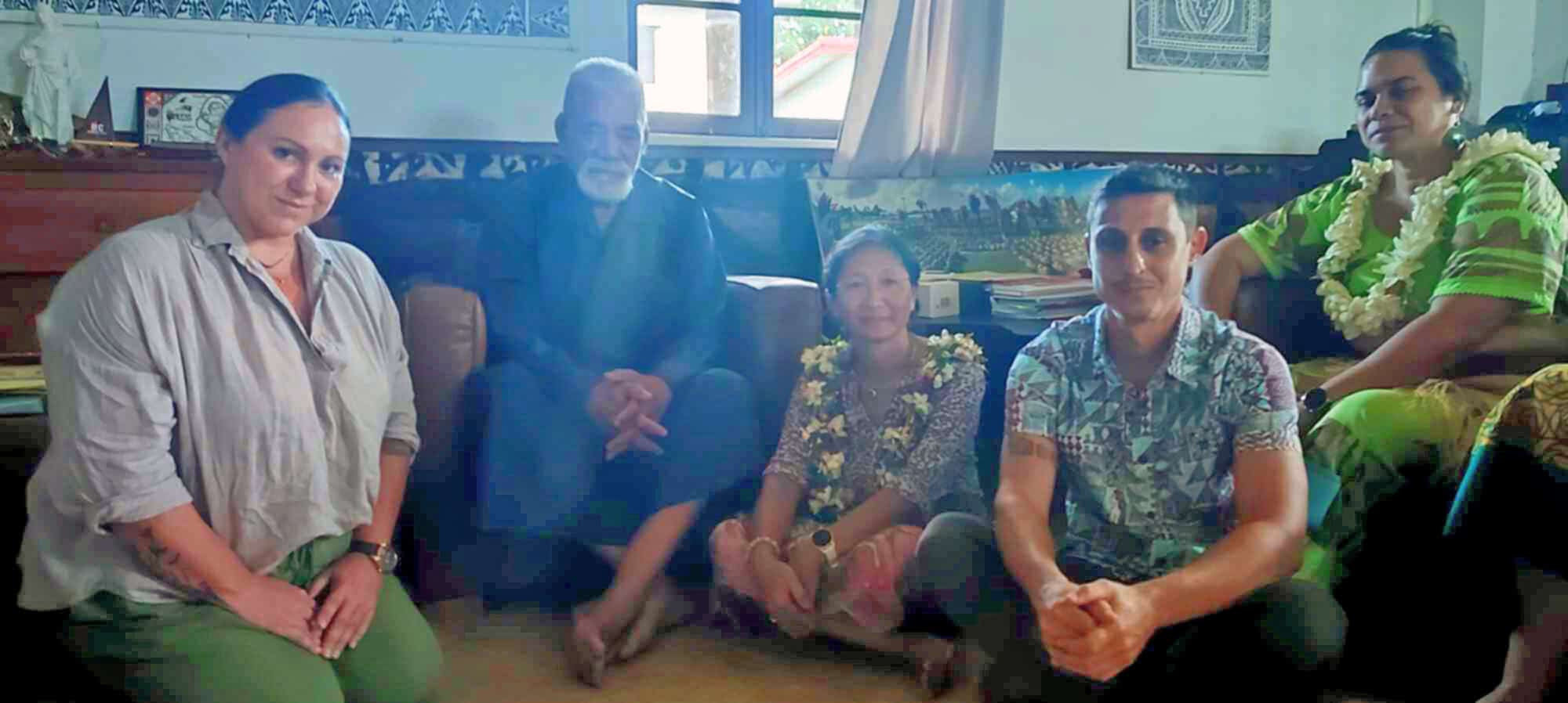 Figure 1 Rencontre protocolaire avec sa Majestée Patalione Takumasiva Aisake, roi de Wallis
