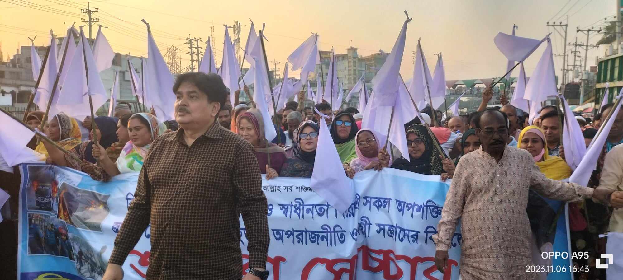 সোনারগাঁওয়ে নারায়ণগঞ্জ -৩ আসনের এমপি লিয়াকত হোসেন খোকার নেতৃত্বে বিএনপির অবরোধ বিরোধী মিছিল