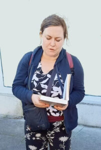 Leentje Van Hoorde van Walkotopia in actie als gids.