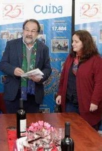 Armando Menéndez y  la directora del Albergue Covadonga, Cristina Avella