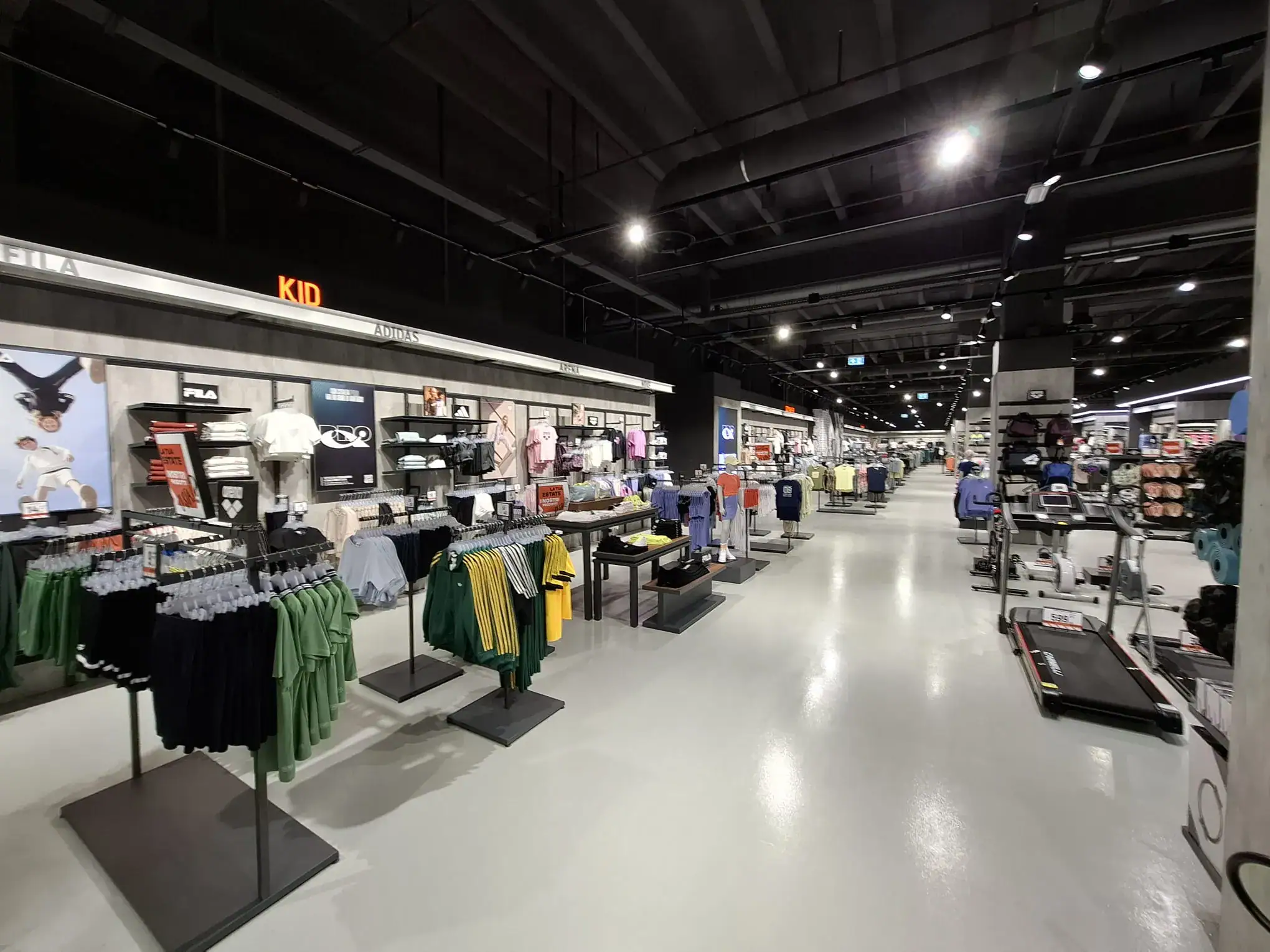 Rivestimento in resina epossidica con quarzo finitura lucida - store Cisalfa Sport Fass Shopping Centre Elmas