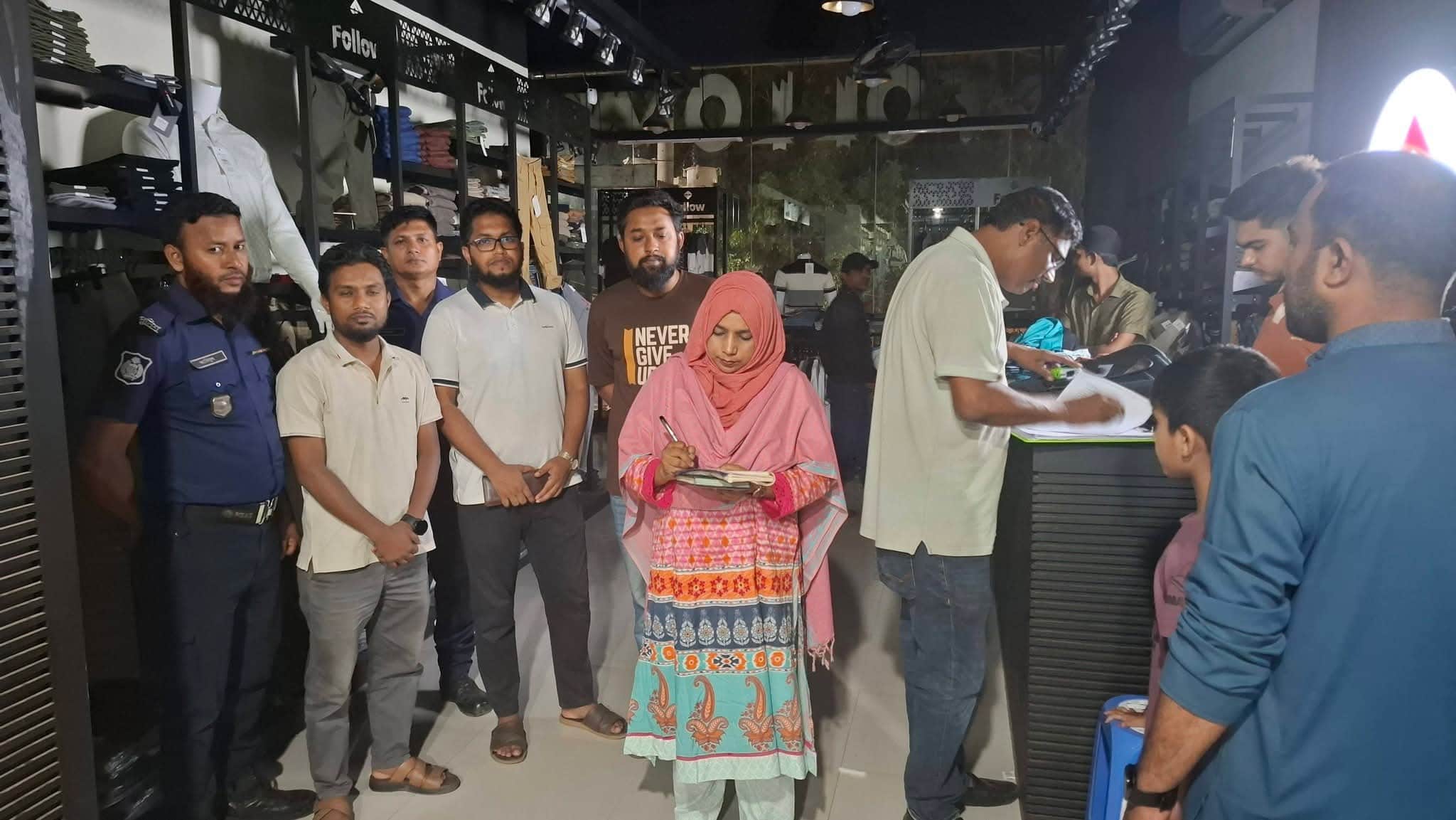 সরকারি নির্দেশনা অমান্য: নরসিংদীতে মোবাইল কোর্ট, ৮ প্রতিষ্ঠানে জরিমানা