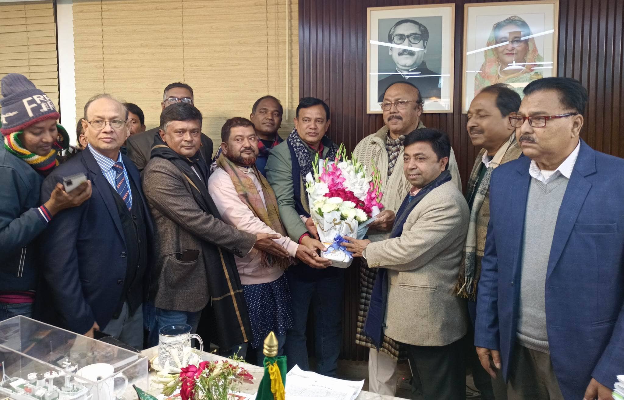 রাসিক মেয়রকে রাজশাহী জেলা কৃষকলীগের ফুলেল শুভেচ্ছা ও অভিনন্দন