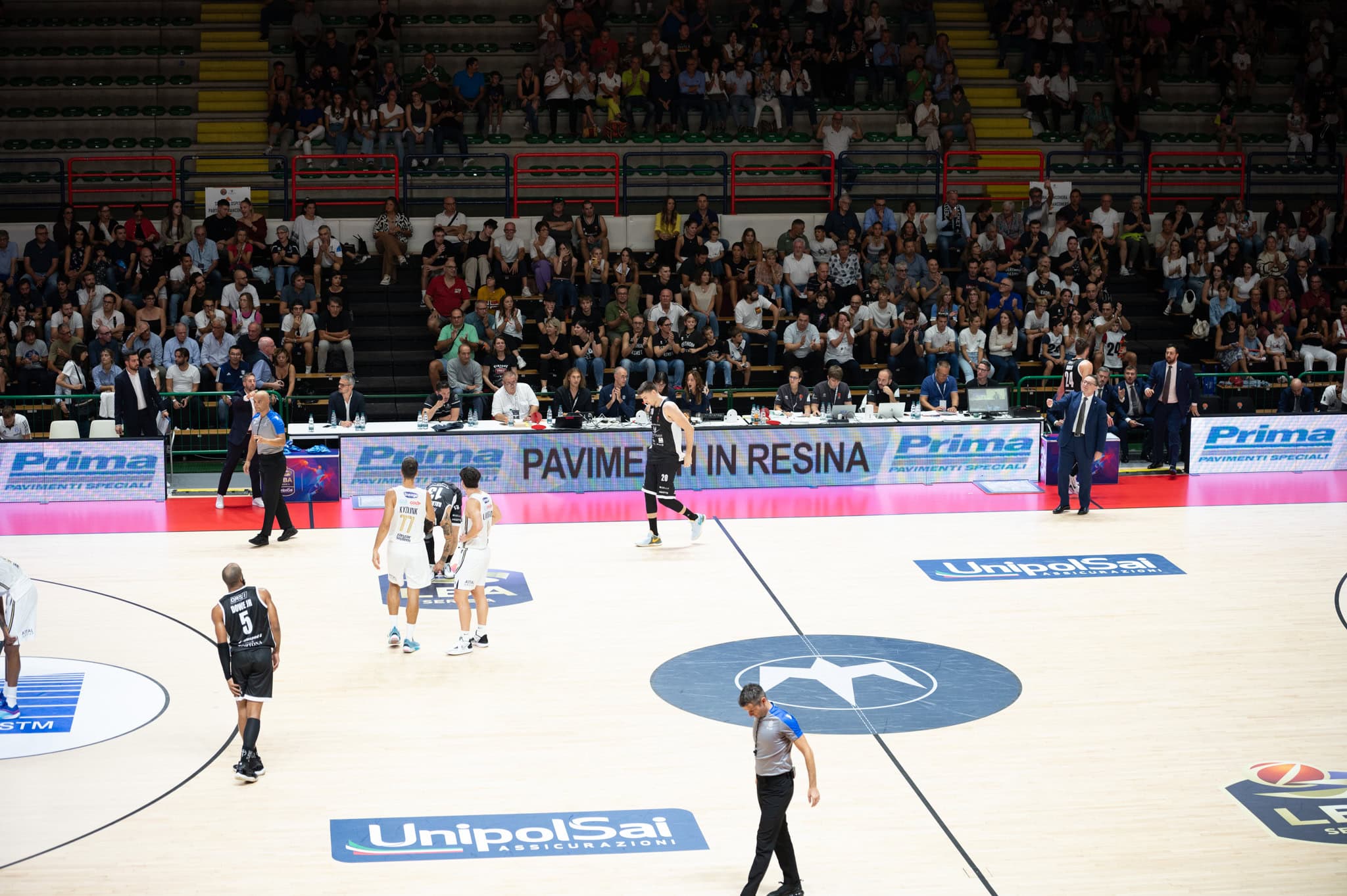 Arena del Derthona Tortona — Prima Pavimenti realizza pavimentazione in resina per la nuova arena sportiva polifunzionale: aree pubbliche, locali tecnici e campi da basket esterni con rivestimenti ad alta resistenza e durabilità