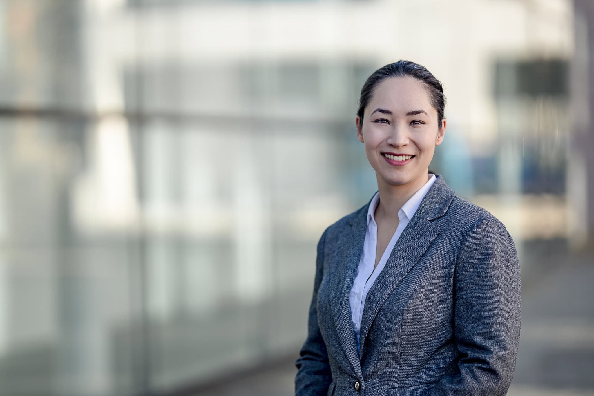 Tageslicht Bewerbungs bzw Business Portrait in Erfurt, im Hintergrund eine spiegelnde Glasfassade