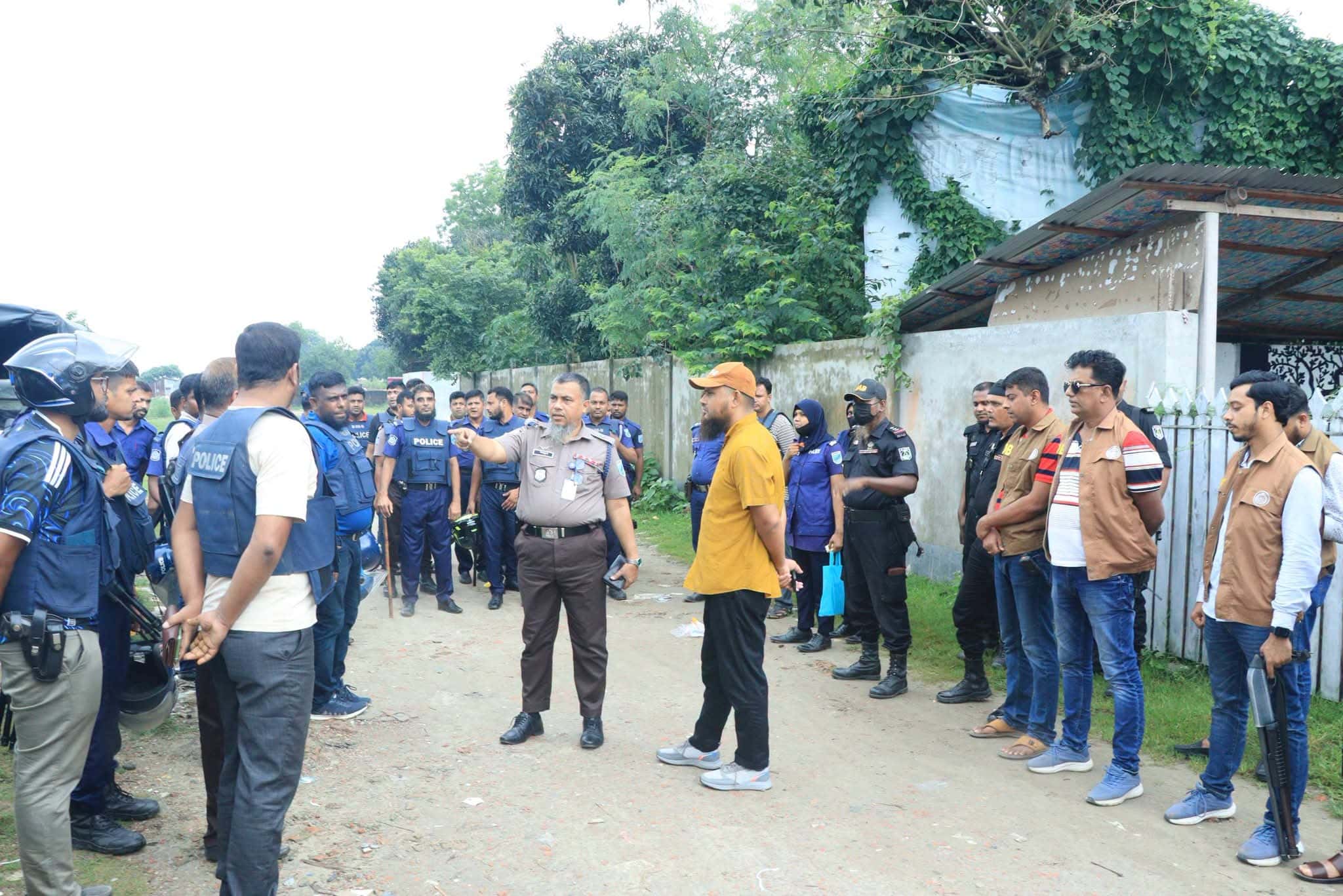 নরসিংদীর আলোকবালি ও চরমধুয়ায় পুলিশ-র‍্যাব-প্রশাসনের যৌথ অভিযান, আটক ১
