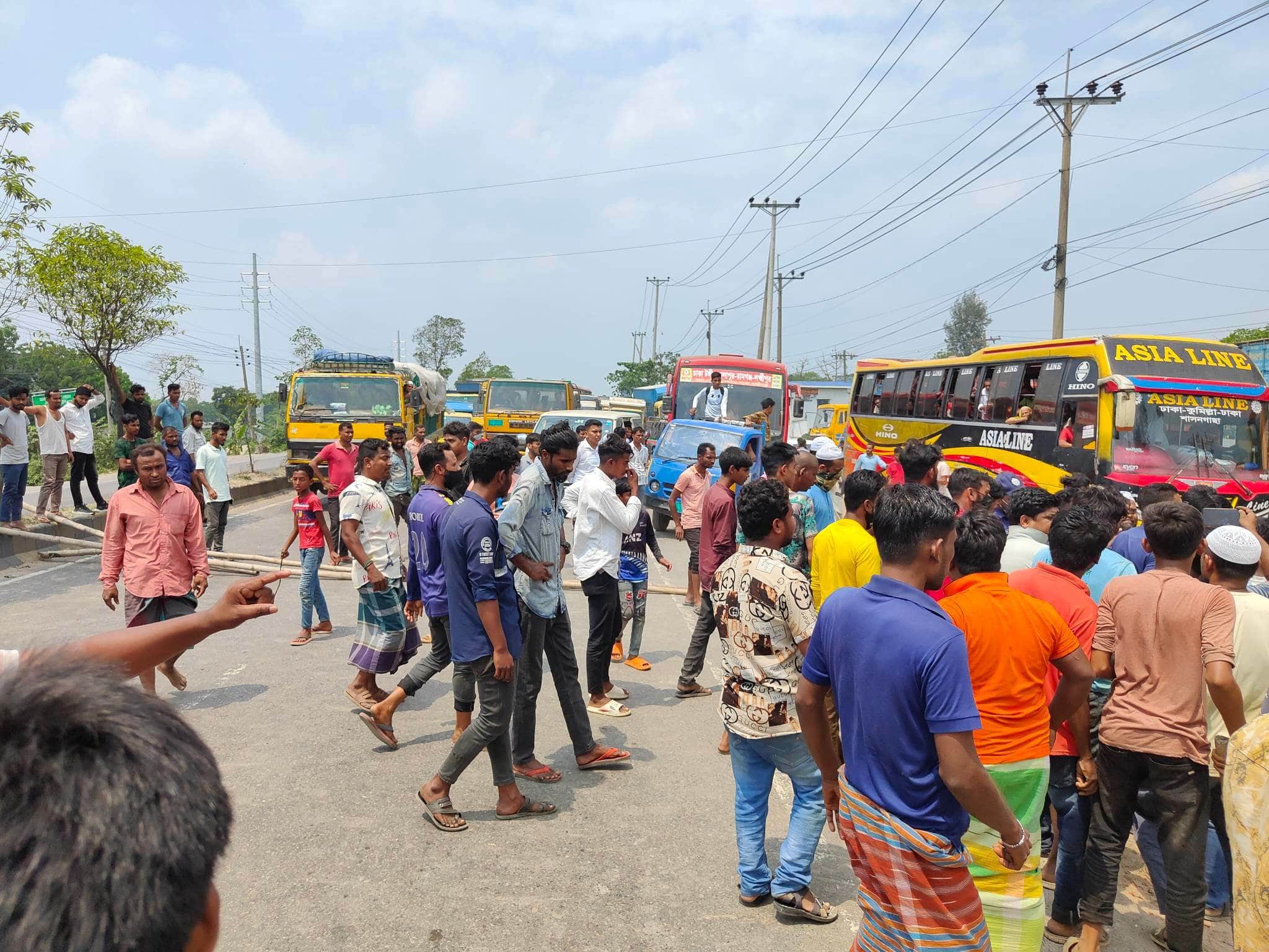 সোনারগাঁওয়ে হাইওয়ে পুলিশের অনিয়মের অভিযোগে ঢাকা-চট্রগ্রাম মহাসড়কে অটো-চালকদের বিক্ষোভ