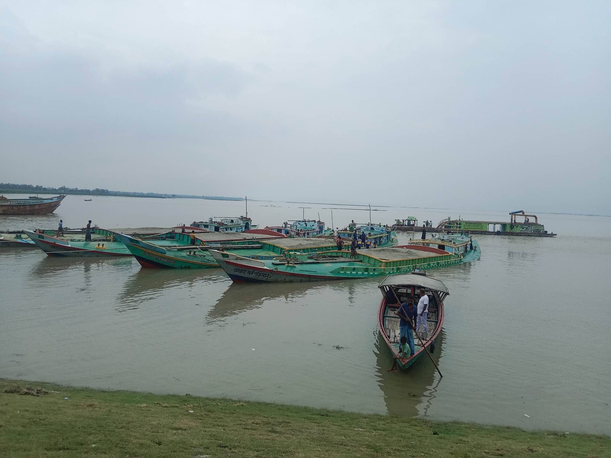 যমুনায় বালুবাহী তিন বাল্কহেড জব্দ