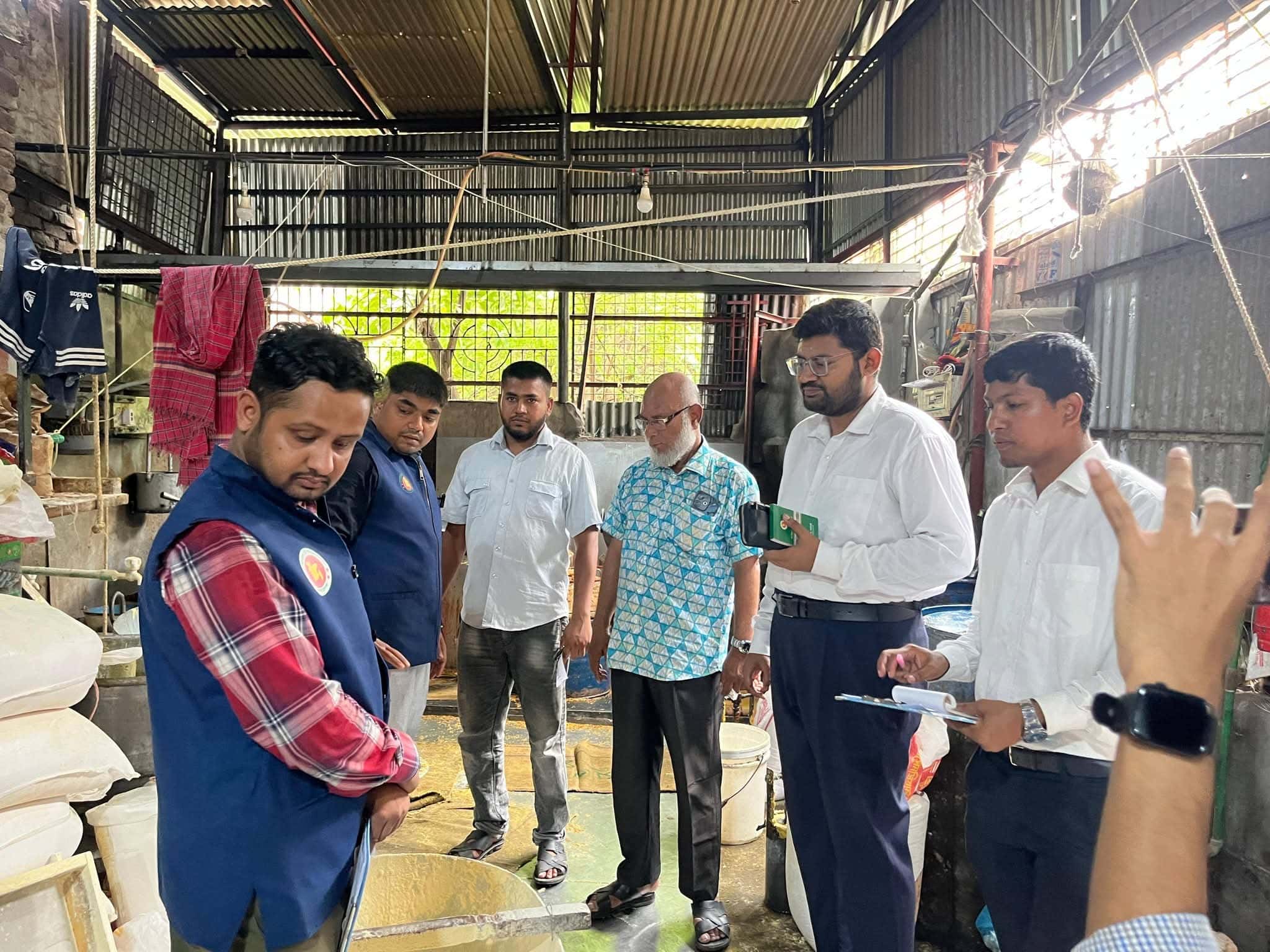 নরসিংদীতে অস্বাস্থ্যকর পরিবেশে চানাচুর উৎপাদন: কারখানাকে ৬০ হাজার টাকা জরিমানা