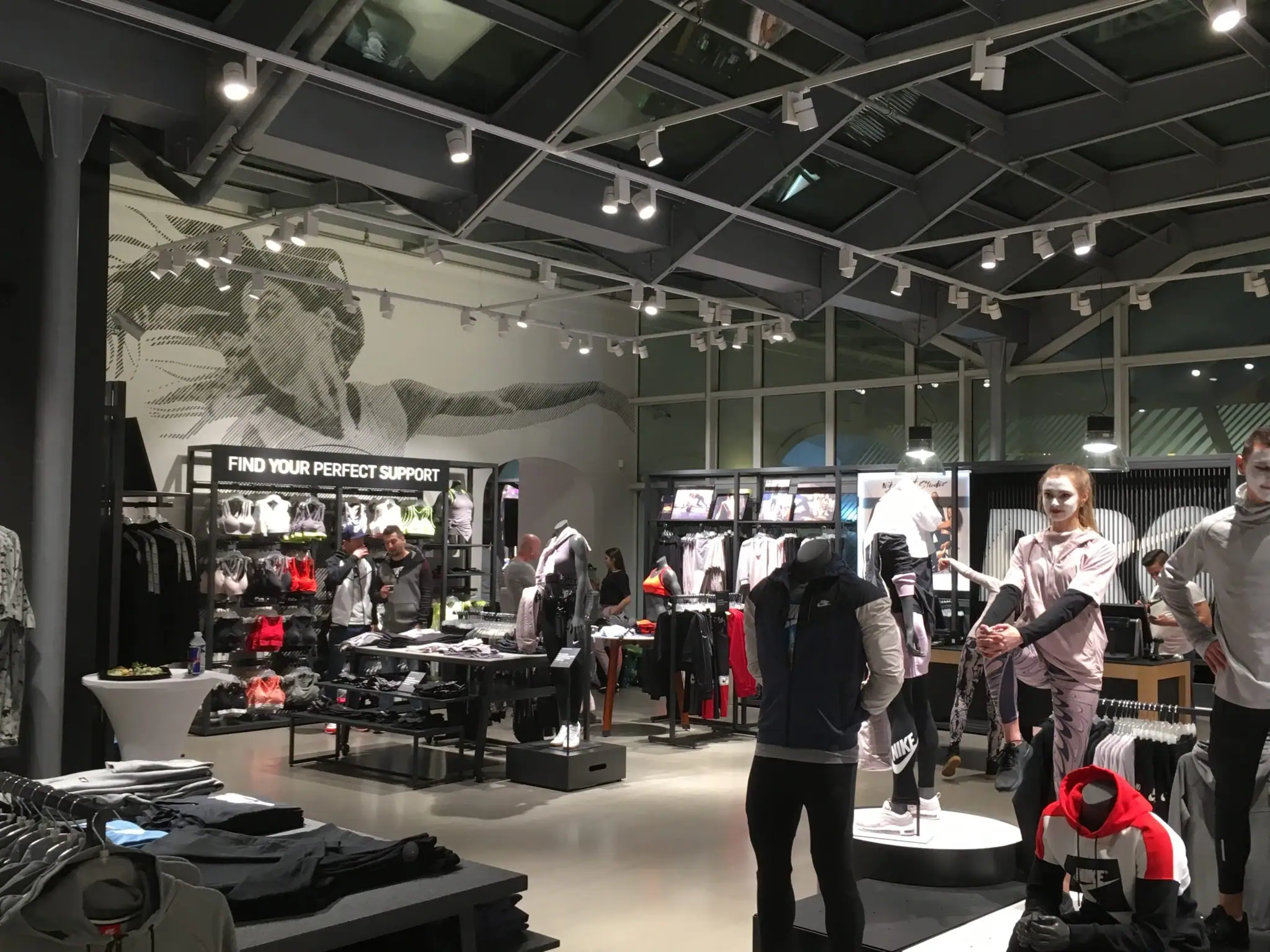 Nike Praga Pavimento in resina Ultratop levigato