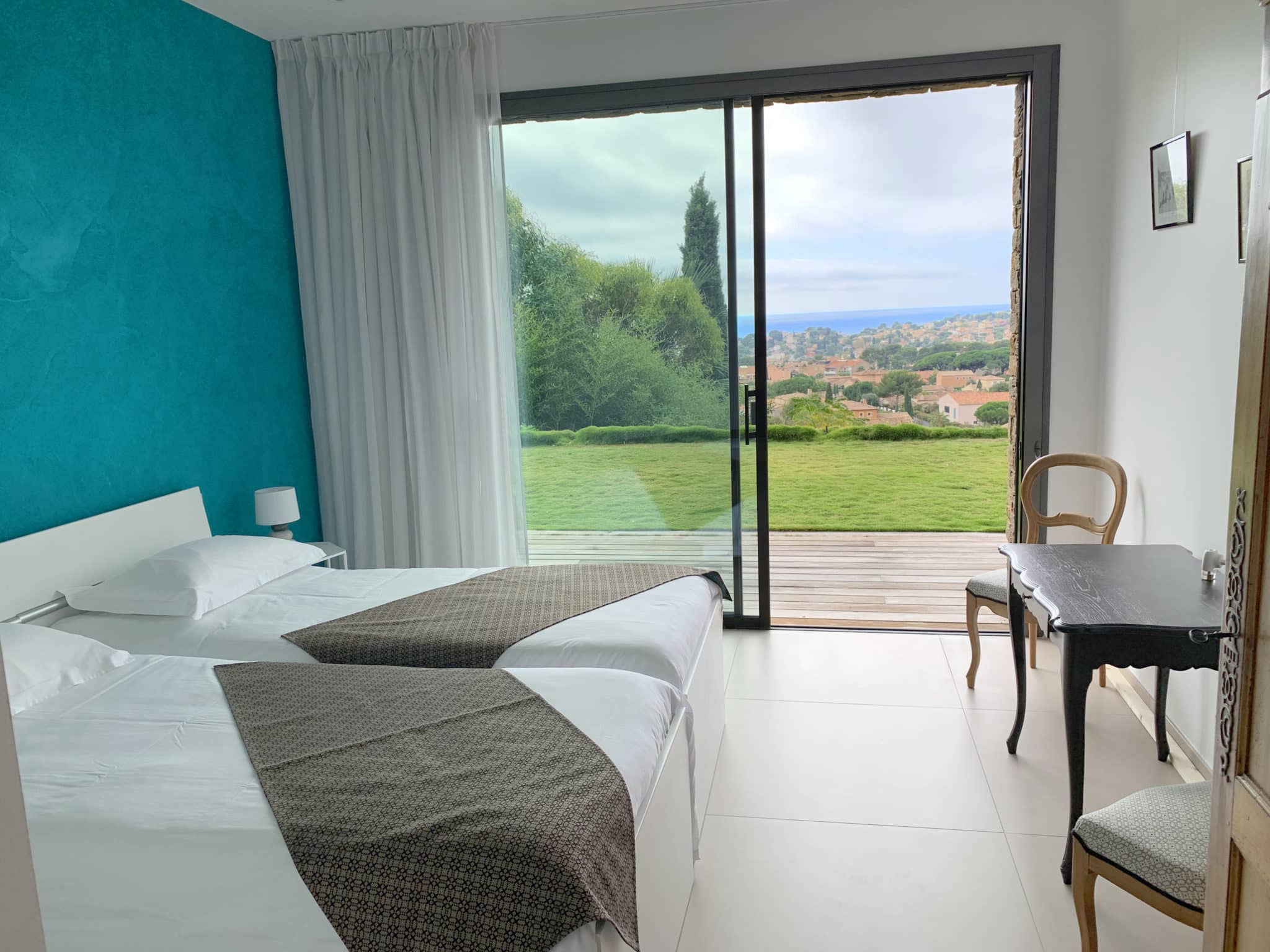 Chambre de vacances vue-vers-extérieur à Carqueiranne