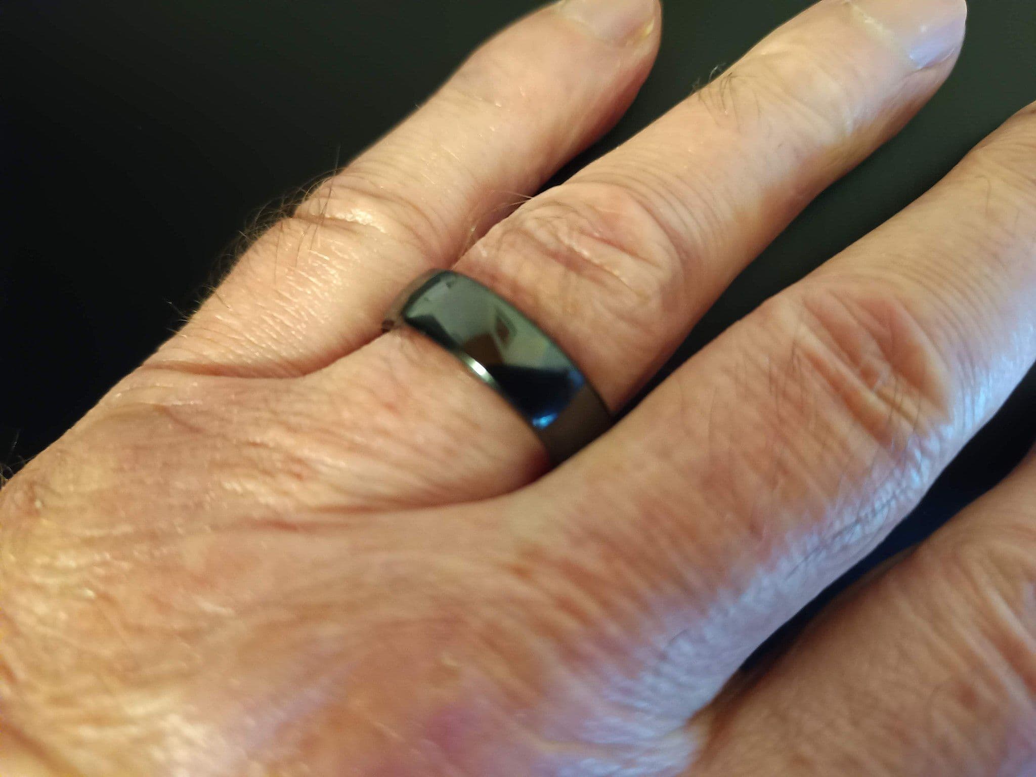 So sieht ein Bezahlring am Finger aus (Foto vie Wikimedia - Bildnachweise siehe unten)