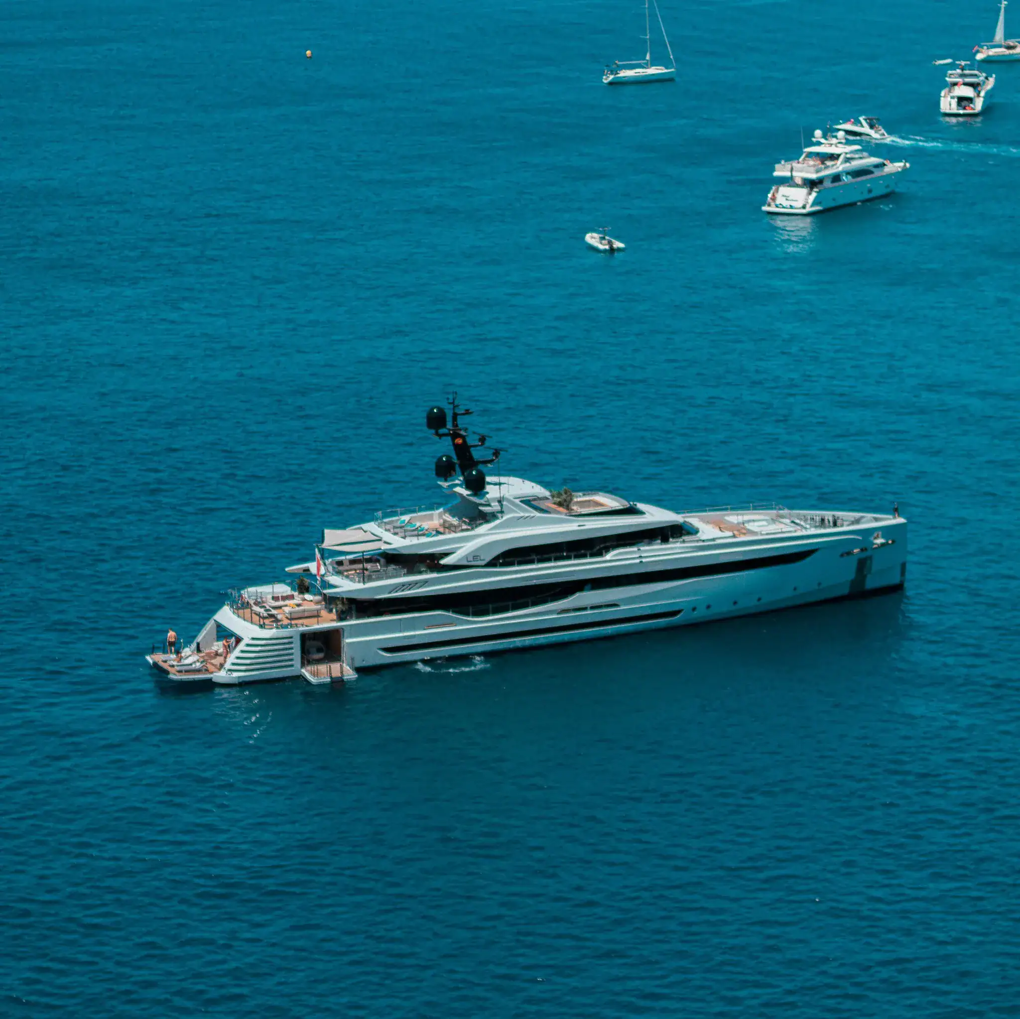 yate de lujo navegando por el Mediterráneo como parte de un charter exclusivo en las Islas Baleares