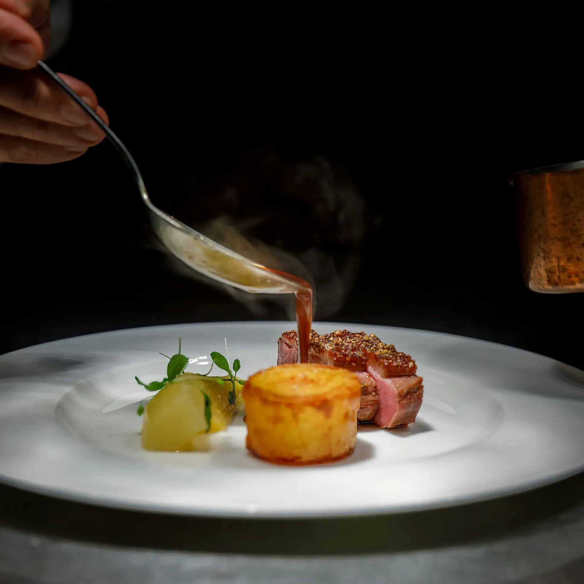Chef privado preparando un plato de alta cocina mediterránea en las Islas Baleares