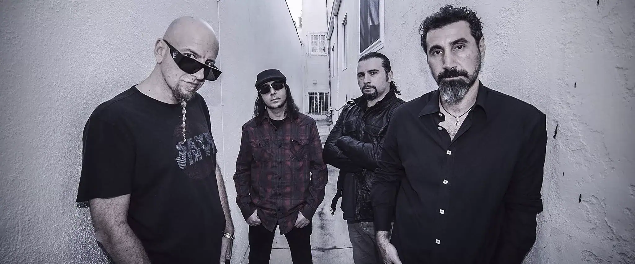 Le groupe System of a Down sur scène, tous les membres alignés, festival outdoor 2025