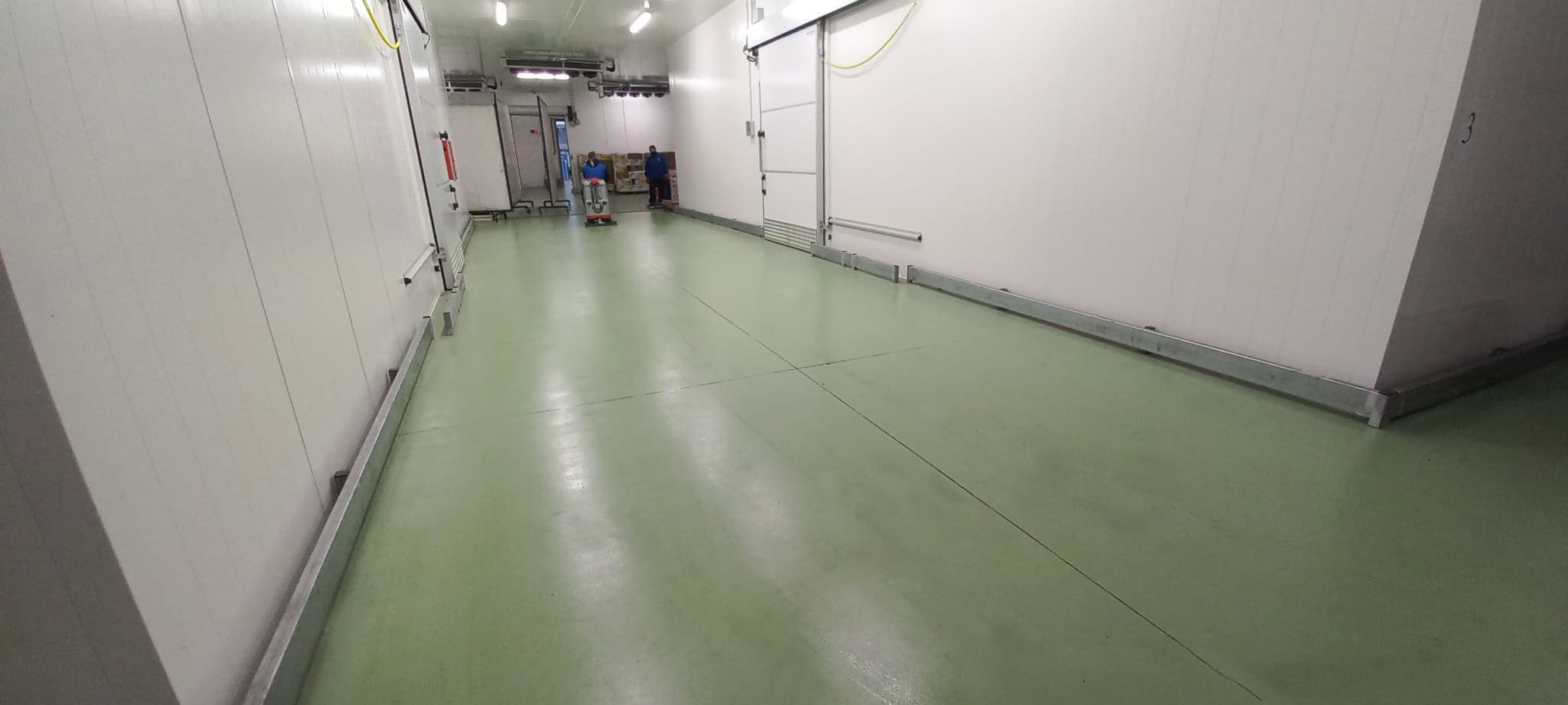 Dettaglio posa pavimento multistrato epossidico padiglione ortofrutta Sogemi"