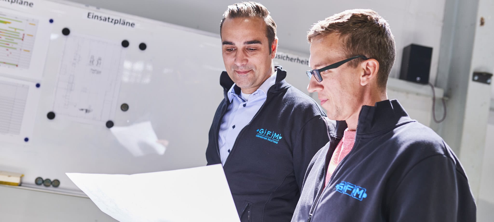 Evangelos Maurantzas und ein Mitarbeiter im Gespräch bei GFM Spezialmaschinenbau.